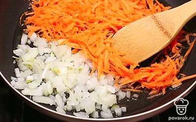 Пока варится курица, нарежьте лук, натрите морковь.