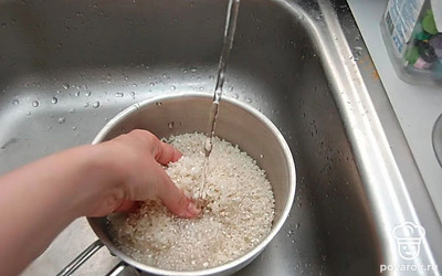 Рис длиннозерый и пропаренный (1стакан) промывайте, пока вода не станет прозрачной. Слейте всю воду.