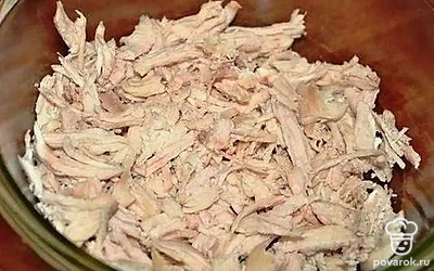 Когда куриная голень сварится, достаньте ее из бульона, дайте остыть. Когда остынет, отделите мякоть от костей.