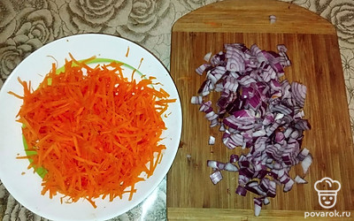 Нарежьте мелко красный репчатый лук. Натрите на терке по-корейски морковь.