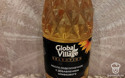 Влейте на сковороду растительное масло. 