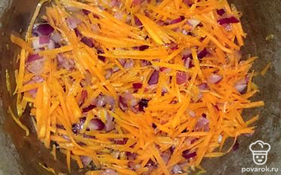 Обжарьте лук с морковью на масле 5 минут.