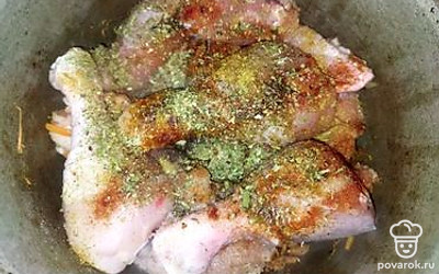 Далее добавьте к обжаренным овощам куриную голень и универсальную приправу. Томите 15 минут.