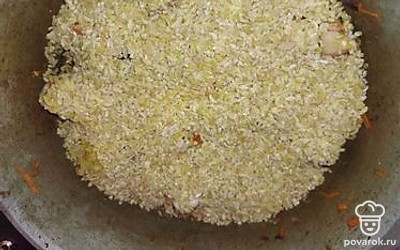 Поверх курицы всыпьте булгур.