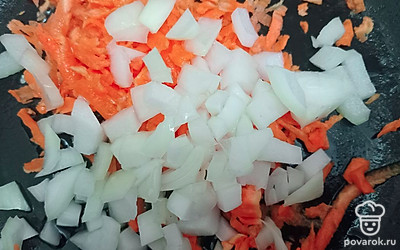 На сковороду выложите нарезанный кубиками репчатый лук и натертую на крупной терке морковь. Добавьте растительное масло.