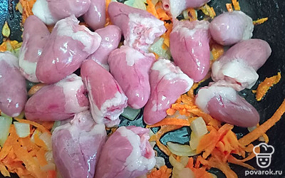 Обжарьте, помешивая, 3 минуты. Добавьте куриные сердечки.