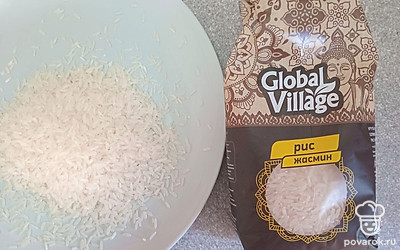 Добавьте промытый рис жасмин.