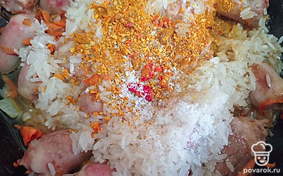 Добавьте соль и приправу.