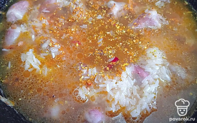 Влейте воду, накройте крышкой.