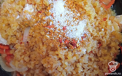 Всыпьте приправу и соль.