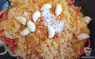 Добавьте очищенный чеснок. 