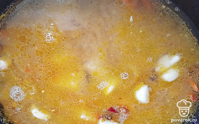 Залейте водой. Накройте крышкой.