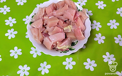 Куриную грудку нарежьте небольшими кусочками. 