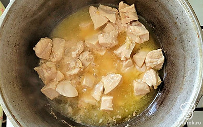 В разогретом казане с растительным маслом обжарьте кусочки куриной грудки в течение 10 минут, посолите.