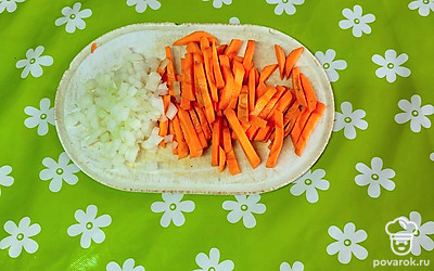 Морковь нарежьте брусочками, лук нарежьте небольшими кусочками. 