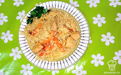 Перед подачей к столу плов перемешайте, выложите на блюдо.