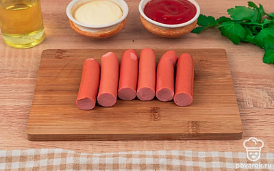 Сосиски порежьте пополам. Как показано на рисунке.