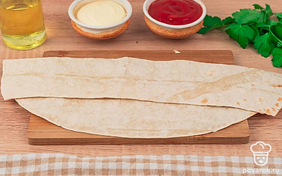 Порежьте лаваш по ширине сосиски, длину лаваша выбирайте произвольную.