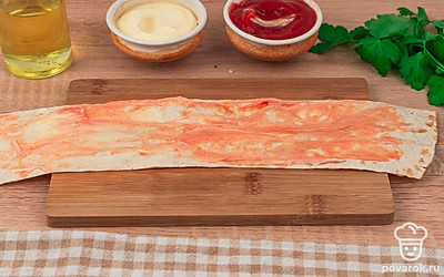 Смажьте каждую часть лаваш майонезом и кетчупом.