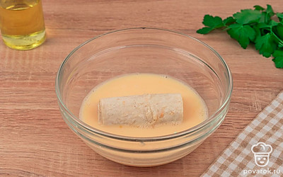 Яйца с солью взбейте вилкой и поочередно обмакивайте в полученную сместь рулетики