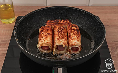 Смажьте маслом сковороду и разогрейте ее на среднем огне. Аккуратно выкладывайте смазанные яичной смесью рулетики и обжаривайте со всех сторон до золотистого цвета.