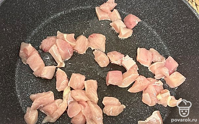 Куриное филе нарежьте средним кубиком. Обжарьте на подсолнечном масле в течение 5 минут.