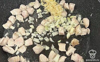 Лук нарежьте кубиком, а чеснок натрите на мелкой терке. Обжарьте 2 минуты.