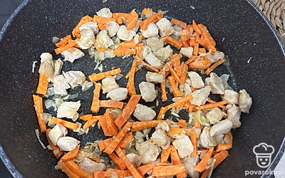 Морковь нашинкуйте брусочками и обжарьте еще 5 минут.