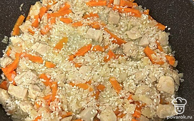 Рис хорошо промойте и добавьте в сковородку.