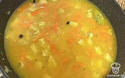 Положите специи и соль. Налейте 400 миллилитров теплой воды. Варите 20 минут на слабом огне.