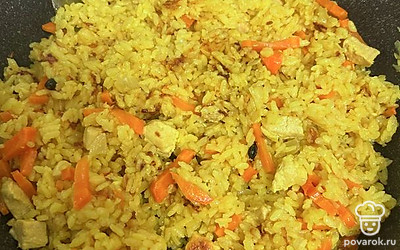 Готовый плов перемешайте. Накройте крышкой и дайте настояться 5 минут.