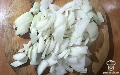 Репчатый лук очистите и нарежьте на полукольца. 