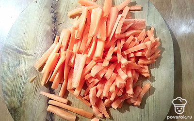 Морковь очистите и нашинкуйте брусочками. 