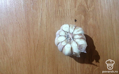 Головку чеснока хорошо помойте и немного срежьте кожуру с двух сторон. 