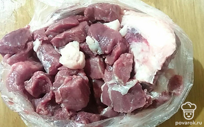 Говядину хорошо помойте и нарежьте на небольшие кусочки. 