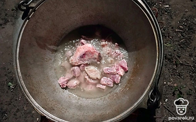 Выложите говядину. Готовьте ее около 40 минут, поддерживая средний огонь. 