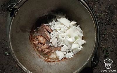 К мясу добавьте репчатый лук. 