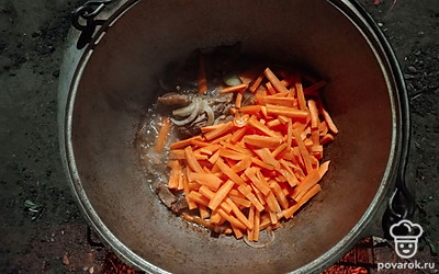 Выложите морковь. 