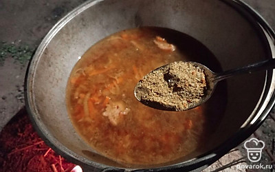 Налейте в казан воду. Добавьте соль и специи. Тушите все под крышкой минут 10-15.