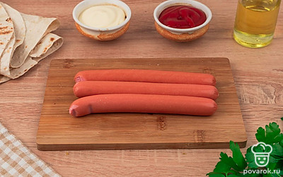 Подготовьте ингредиенты. Очистите сосиски.