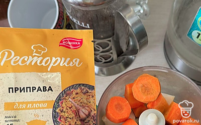 Очистите морковь и лук. Нарежьте небольшими кусочками и отправьте в измельчитель. Порубите на мелкие кусочки.