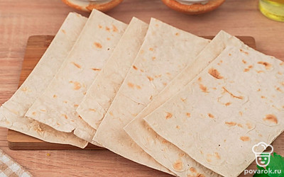 Тонкий лаваш порежьте на части одна сторона лаваша должна быть равна длине сосиски.