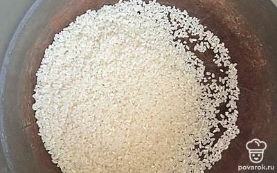 На дно мультиварке положите рис. Добавьте туда мясо с обжаркой.