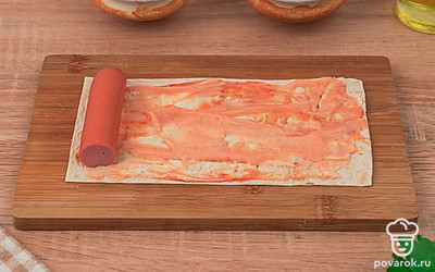 Заверните каждую сосиску в лаваш, как показано на рисунке.