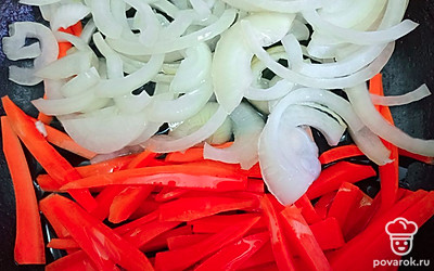 Морковь нарежьте соломкой, репчатый лук — полукольцами. Выложите на сковороду и добавьте растительное масло.