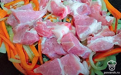 Добавьте нарезанную свиную шею.