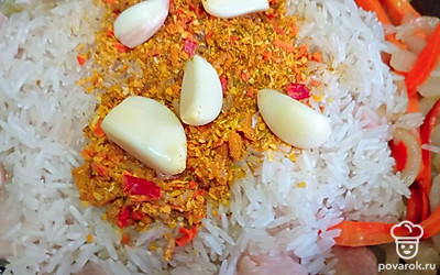 Добавьте очищенный чеснок.