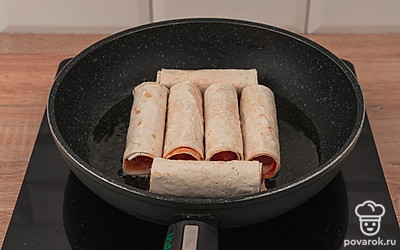 Обжарьте на сковороде со всех сторон до золотистого цвета.