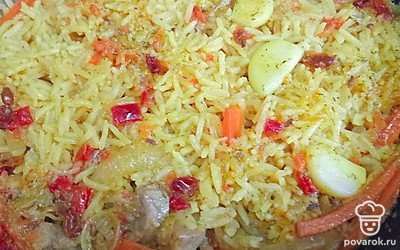 Накройте крышкой и готовьте на небольшом огне 25 минут. Выключите огонь и оставьте на 5 минут. Крышку не снимайте.