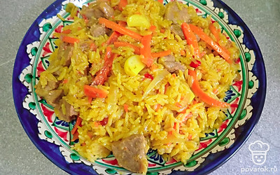 Переложите плов на тарелку.